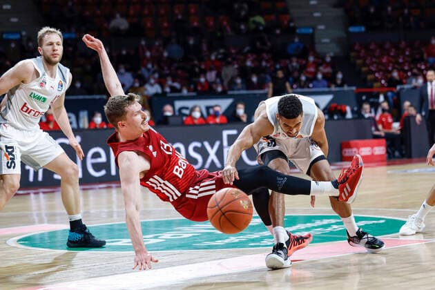 rechts Kenneth Ogbe (Brose Bamberg, 25) links Andreas Obst (Bayern München, 13) FC Bayern München - Brose Bamberg - easyCredit-BBL - - Basketball Saison 2021 22 Spieltag 23, - 06.03.2022 Audi Dome