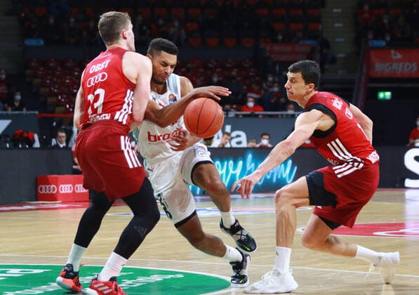 13 Andreas Obst und 11 Vladimir Lucic (FCBB) gegen 25 Kenneth Ogbe (Brose Bamberg) Basketball BBL FC Bayern Muenchen - Brose Bamberg Audi Dome 06.03.2022 FOTO: Mladen Lackovic LakoPress