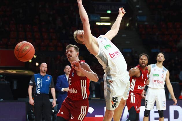 13 Andreas Obst (FCBB) gegen 4 Omar Prewitt (Brose Bamberg) Basketball BBL FC Bayern Muenchen - Brose Bamberg Audi Dome 06.03.2022 FOTO: Mladen Lackovic LakoPress