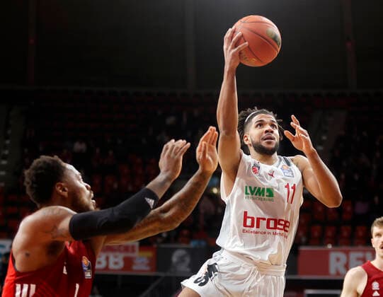 06.03.2022, BBL, FC Bayern Muenchen vs Brose Bamberg, Audi Dome Muenchen, Basketball, im Bild: Deshaun Thomas (FCB Basketball) vs Marwin Omuvwie (Brose Bamberg)