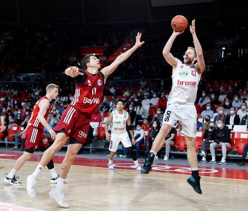 06.03.2022, BBL, FC Bayern Muenchen vs Brose Bamberg, Audi Dome Muenchen, Basketball, im Bild: Vladimir Lucic (FCB Basketball) vs Christian Sengfelder (Brose Bamberg)