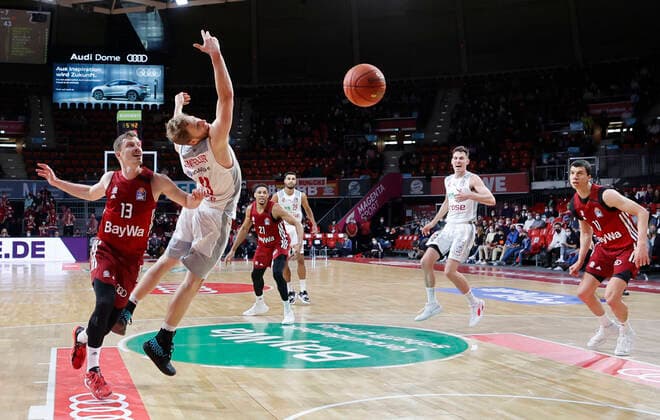 06.03.2022, BBL, FC Bayern Muenchen vs Brose Bamberg, Audi Dome Muenchen, Basketball, im Bild: Andreas Obst (FCB Basketball), Christian Sengfelder (Brose Bamberg), Augustine Rubit (FCB Basketball), Kenneth Ogbe (Brose Bamberg), Shannon Scott (Brose Bamberg) und Vladimir Lucic (FCB Basketball)