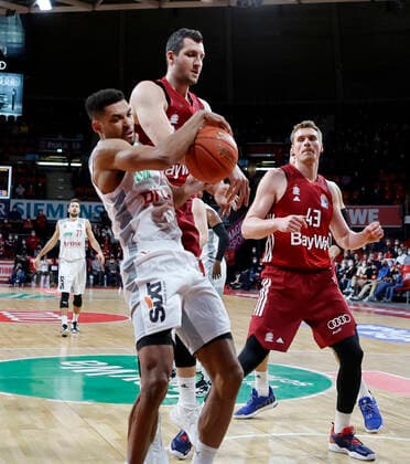 06.03.2022, BBL, FC Bayern Muenchen vs Brose Bamberg, Audi Dome Muenchen, Basketball, im Bild: Kenneth Ogbe (Brose Bamberg) vs Paul Zipser (FCB Basketball), Leon Radosevic (FCB Basketball)