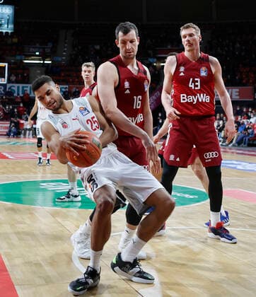 06.03.2022, BBL, FC Bayern Muenchen vs Brose Bamberg, Audi Dome Muenchen, Basketball, im Bild: Kenneth Ogbe (Brose Bamberg) vs Paul Zipser (FCB Basketball) , Leon Radosevic (FCB Basketball)