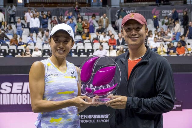 Shuai Zhang (CHN) remporte la finale du tournoi de Lyon et pose avec son entraineur - Open 6eme sens MÃ tropole de Lyon TENNIS : Open 6eme sens Metropole de Lyon - 06 03 2022 SandrineThesillat Panoramic 