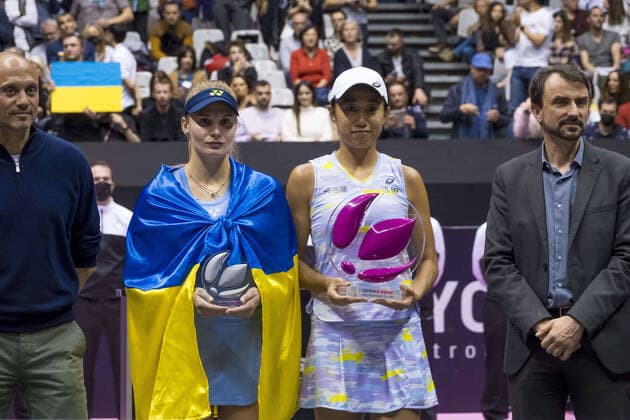 Shuai Zhang (CHN) Dayana YASTREMSKA (UKR) entourÃ es de Nicolas Ganu Open 6eme sens et Gregory Doucet, Maire de Lyon - Open 6eme sens MÃ tropole de Lyon TENNIS : Open 6eme sens Metropole de Lyon - 06 03 2022 SandrineThesillat Panoramic 