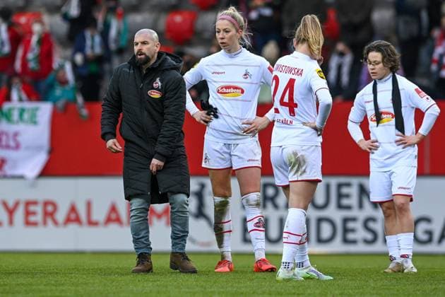 Trainer Sascha Glass (Köln) und die Kölner Spielerinnen nach Spielende enttäuscht schauend, Enttäuschung, Frustration, disappointed, pessimistisch, 06.03.2022, München (Deutschland), Fussball, Flyeralarm Frauen-Bundesliga, FC Bayern München - 1. FC Köln, DFB DFL REGULATIONS PROHIBIT ANY USE OF PHOTOGRAPHS AS IMAGE SEQUENCES AND OR QUASI-VIDEO.