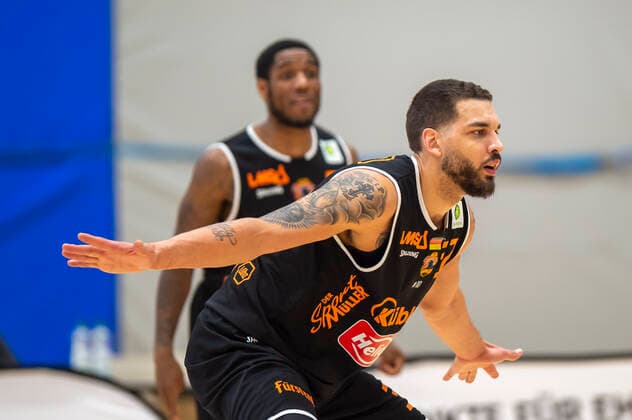 Waverly Austin (32, WiHa Panthers Schwenningen) in der Verteidigung GER, Basketball, Barmer 2. Bundesliga Pro-A, Spieltag 28, Ehingen Urspring vs WiHa Panthers Villingen-Schwenningen, 06.03.2022, GER, Basketball, Barmer 2. Bundesliga Pro-A, Spieltag 28, Ehingen Urspring vs WiHa Panthers Villingen-Schwenningen, 06.03.2022 Ehingen Copyright: xEibner-Pressefotox EP_FWF