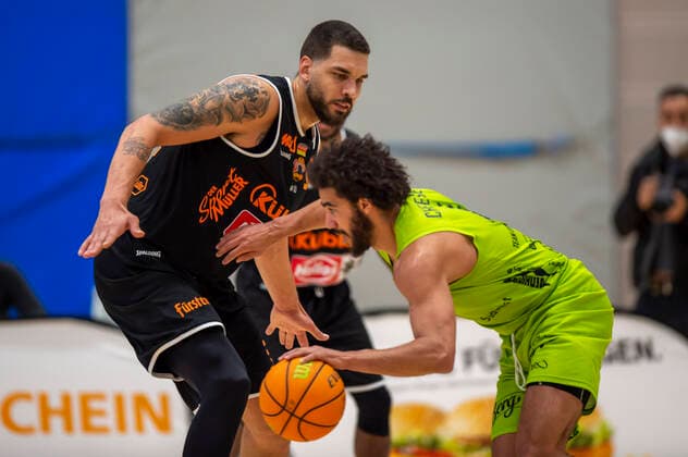 Waverly Austin (32, WiHa Panthers Schwenningen) in der Verteidigung gegen Tyler Cheese (4, Ehingen Urpring) GER, Basketball, Barmer 2. Bundesliga Pro-A, Spieltag 28, Ehingen Urspring vs WiHa Panthers Villingen-Schwenningen, 06.03.2022, GER, Basketball, Barmer 2. Bundesliga Pro-A, Spieltag 28, Ehingen Urspring vs WiHa Panthers Villingen-Schwenningen, 06.03.2022 Ehingen Copyright: xEibner-Pressefotox EP_FWF