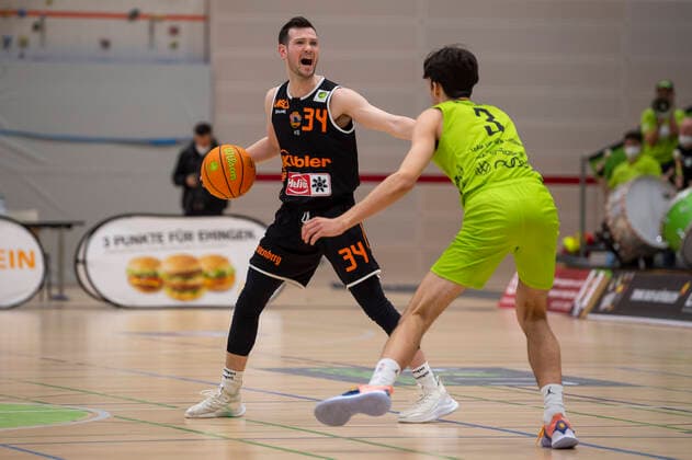 Spielaufbau durch David Cohn (34, WiHa Panthers Schwenningen) mit Tim Martinez (3, Ehingen Urpring) GER, Basketball, Barmer 2. Bundesliga Pro-A, Spieltag 28, Ehingen Urspring vs WiHa Panthers Villingen-Schwenningen, 06.03.2022, GER, Basketball, Barmer 2. Bundesliga Pro-A, Spieltag 28, Ehingen Urspring vs WiHa Panthers Villingen-Schwenningen, 06.03.2022 Ehingen Copyright: xEibner-Pressefotox EP_FWF