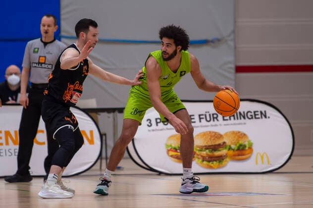 Tyler Cheese (4, Ehingen Urpring) mit David Cohn (34, WiHa Panthers Schwenningen) GER, Basketball, Barmer 2. Bundesliga Pro-A, Spieltag 28, Ehingen Urspring vs WiHa Panthers Villingen-Schwenningen, 06.03.2022, GER, Basketball, Barmer 2. Bundesliga Pro-A, Spieltag 28, Ehingen Urspring vs WiHa Panthers Villingen-Schwenningen, 06.03.2022 Ehingen Copyright: xEibner-Pressefotox EP_FWF