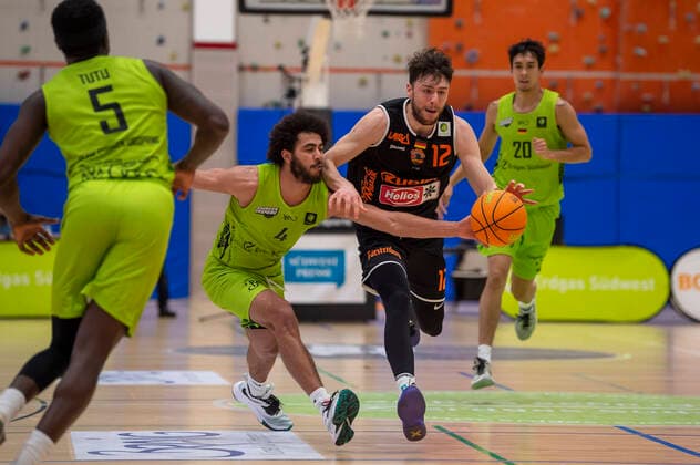 Zweikampf zwischen Robert Drijencic (12, WiHa Panthers Schwenningen) und Tyler Cheese (4, Ehingen Urpring) GER, Basketball, Barmer 2. Bundesliga Pro-A, Spieltag 28, Ehingen Urspring vs WiHa Panthers Villingen-Schwenningen, 06.03.2022, GER, Basketball, Barmer 2. Bundesliga Pro-A, Spieltag 28, Ehingen Urspring vs WiHa Panthers Villingen-Schwenningen, 06.03.2022 Ehingen Copyright: xEibner-Pressefotox EP_FWF