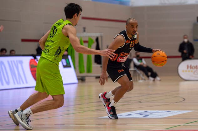Chris Frazier (33, WiHa Panthers Schwenningen) mit Daniel Zdraveski (33, Ehingen Urpring) GER, Basketball, Barmer 2. Bundesliga Pro-A, Spieltag 28, Ehingen Urspring vs WiHa Panthers Villingen-Schwenningen, 06.03.2022, GER, Basketball, Barmer 2. Bundesliga Pro-A, Spieltag 28, Ehingen Urspring vs WiHa Panthers Villingen-Schwenningen, 06.03.2022 Ehingen Copyright: xEibner-Pressefotox EP_FWF