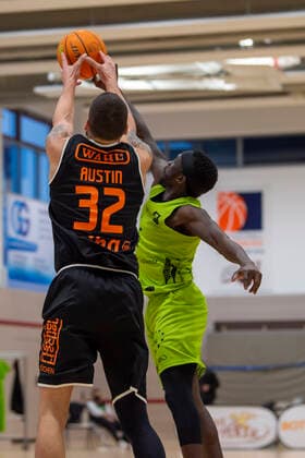 Passversuch auf Waverly Austin (32, WiHa Panthers Schwenningen) wird von Munis Tutu (5, Ehingen Urpring) verteidigt GER, Basketball, Barmer 2. Bundesliga Pro-A, Spieltag 28, Ehingen Urspring vs WiHa Panthers Villingen-Schwenningen, 06.03.2022, GER, Basketball, Barmer 2. Bundesliga Pro-A, Spieltag 28, Ehingen Urspring vs WiHa Panthers Villingen-Schwenningen, 06.03.2022 Ehingen Copyright: xEibner-Pressefotox EP_FWF