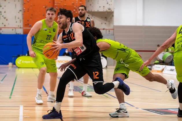 Robert Drijencic (12, WiHa Panthers Schwenningen) geht an Tyler Cheese (4, Ehingen Urpring) vorbei GER, Basketball, Barmer 2. Bundesliga Pro-A, Spieltag 28, Ehingen Urspring vs WiHa Panthers Villingen-Schwenningen, 06.03.2022, GER, Basketball, Barmer 2. Bundesliga Pro-A, Spieltag 28, Ehingen Urspring vs WiHa Panthers Villingen-Schwenningen, 06.03.2022 Ehingen Copyright: xEibner-Pressefotox EP_FWF