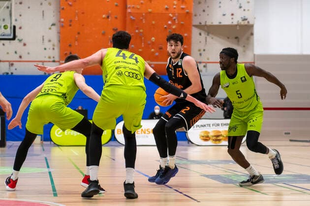 Robert Drijencic (12, WiHa Panthers Schwenningen) zwischen Maxi Langenfeld (9, Ehingen Urpring), Bernat Vanaclocha (44, Ehingen Urpring) und Munis Tutu (5, Ehingen Urpring) GER, Basketball, Barmer 2. Bundesliga Pro-A, Spieltag 28, Ehingen Urspring vs WiHa Panthers Villingen-Schwenningen, 06.03.2022, GER, Basketball, Barmer 2. Bundesliga Pro-A, Spieltag 28, Ehingen Urspring vs WiHa Panthers Villingen-Schwenningen, 06.03.2022 Ehingen Copyright: xEibner-Pressefotox EP_FWF