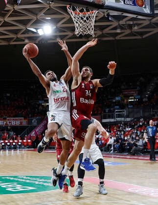 06.03.2022, BBL, FC Bayern Muenchen vs Brose Bamberg, Audi Dome Muenchen, Basketball, im Bild: Kenneth Ogbe (Brose Bamberg) vs Gavin Schilling (FCB Basketball)