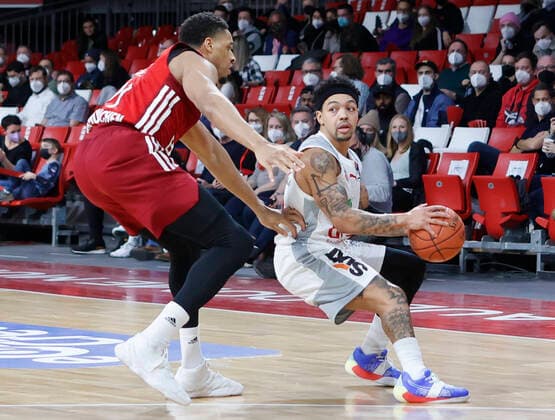 06.03.2022, BBL, FC Bayern Muenchen vs Brose Bamberg, Audi Dome Muenchen, Basketball, im Bild: Augustine Rubit (FCB Basketball) vs Justin Robinson (Brose Bamberg)