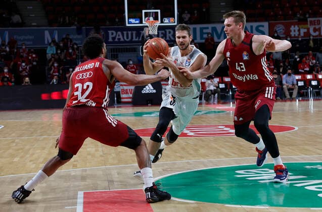 06.03.2022, BBL, FC Bayern Muenchen vs Brose Bamberg, Audi Dome Muenchen, Basketball, im Bild: Daran Hilliard (FCB Basketball), Tomas Kyzlink (Brose Bamberg) und Leon Radosevic (FCB Basketball)