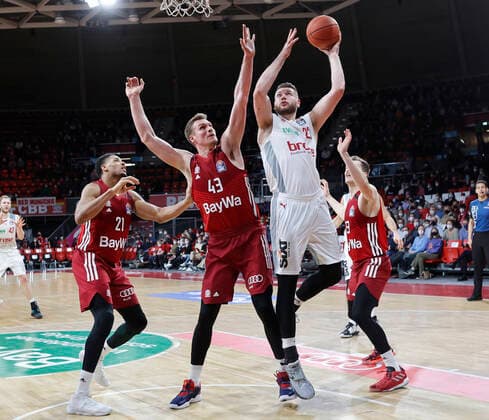 06.03.2022, BBL, FC Bayern Muenchen vs Brose Bamberg, Audi Dome Muenchen, Basketball, im Bild: Augustine Rubit (FCB Basketball), Leon Radosevic (FCB Basketball), Kenneth Ogbe (Brose Bamberg) und Andreas Obst (FCB Basketball)
