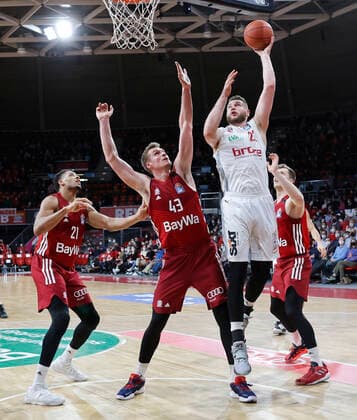 06.03.2022, BBL, FC Bayern Muenchen vs Brose Bamberg, Audi Dome Muenchen, Basketball, im Bild: Augustine Rubit (FCB Basketball), Leon Radosevic (FCB Basketball), Kenneth Ogbe (Brose Bamberg) und Andreas Obst (FCB Basketball)