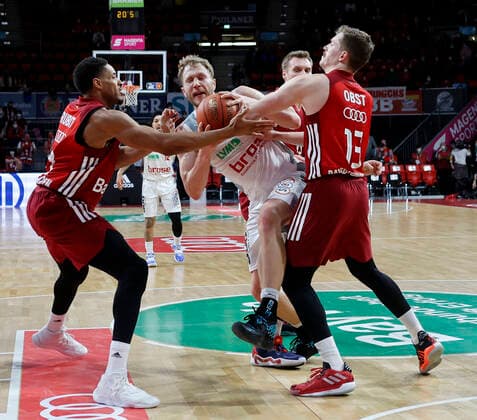 06.03.2022, BBL, FC Bayern Muenchen vs Brose Bamberg, Audi Dome Muenchen, Basketball, im Bild: Augustine Rubit (FCB Basketball), Christian Sengfelder (Brose Bamberg), Leon Radosevic (FCB Basketball), und Andreas Obst (FCB Basketball)