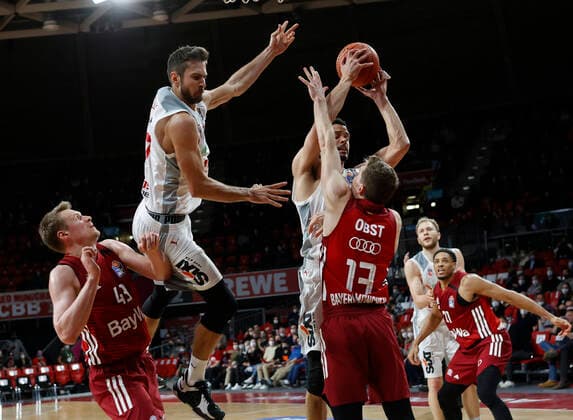 06.03.2022, BBL, FC Bayern Muenchen vs Brose Bamberg, Audi Dome Muenchen, Basketball, im Bild: Leon Radosevic (FCB Basketball), Tomas Kyzlink (Brose Bamberg), Shannon Scott (Brose Bamberg), Christian Sengfelder (Brose Bamberg) und Augustine Rubit (FCB Basketball)