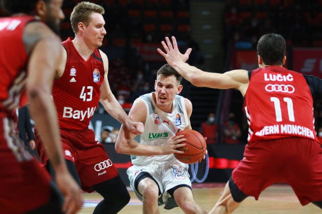 11 Vladimir Lucic, 43 Leon Radosevic (FCBB) gegen 4 Omar Prewitt (Brose Bamberg) Basketball BBL FC Bayern Muenchen - Brose Bamberg Audi Dome 06.03.2022 FOTO: Mladen Lackovic LakoPress