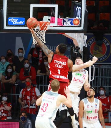 1 Deshaun Thomas (FCBB) gegen 22 Martinas Geben (Brose Bamberg) Basketball BBL FC Bayern Muenchen - Brose Bamberg Audi Dome 06.03.2022 FOTO: Mladen Lackovic LakoPress