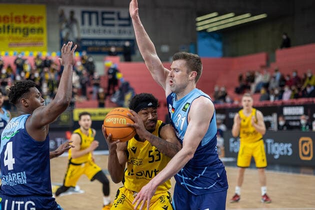Isaiah Crawley (Tigers Tuebingen, 53) Robert Oehle (Eisbaeren Bremerhaven, 31) Tigers Tuebingen vs. Eisbaeren Bremerhaven, 2. Basketball Bundesliga, Pro A, Barmer 2 Basketball, 28. Spieltag , Spielzeit 2021 2022, 06.03.2022 Tigers Tuebingen vs. Eisbaeren Bremerhaven, 2. Basketball Bundesliga, Pro A, Barmer 2 Basketball, 28. Spieltag , Spielzeit 2021 2022, 06.03.2022 Tuebingen Copyright: xNinaxSanderx xEibnerxPressefotox EP_NSR