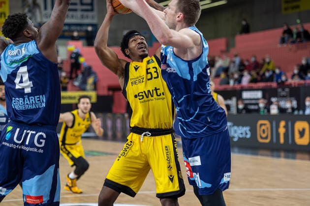 Armani T Bori Moore (Eisbaeren Bremerhaven, 04) Isaiah Crawley (Tigers Tuebingen, 53) Robert Oehle (Eisbaeren Bremerhaven, 31) Tigers Tuebingen vs. Eisbaeren Bremerhaven, 2. Basketball Bundesliga, Pro A, Barmer 2 Basketball, 28. Spieltag , Spielzeit 2021 2022, 06.03.2022 Tigers Tuebingen vs. Eisbaeren Bremerhaven, 2. Basketball Bundesliga, Pro A, Barmer 2 Basketball, 28. Spieltag , Spielzeit 2021 2022, 06.03.2022 Tuebingen Copyright: xNinaxSanderx xEibnerxPressefotox EP_NSR