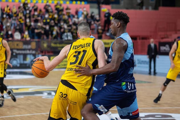 Daniel Keppeler (Tigers Tuebingen, 31) Armani T Bori Moore (Eisbaeren Bremerhaven, 04) Tigers Tuebingen vs. Eisbaeren Bremerhaven, 2. Basketball Bundesliga, Pro A, Barmer 2 Basketball, 28. Spieltag , Spielzeit 2021 2022, 06.03.2022 Tigers Tuebingen vs. Eisbaeren Bremerhaven, 2. Basketball Bundesliga, Pro A, Barmer 2 Basketball, 28. Spieltag , Spielzeit 2021 2022, 06.03.2022 Tuebingen Copyright: xNinaxSanderx xEibnerxPressefotox EP_NSR