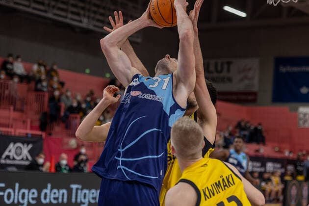 Robert Oehle (Eisbaeren Bremerhaven, 31) Aatu Kivimaeki (Tigers Tuebingen, 12) Tigers Tuebingen vs. Eisbaeren Bremerhaven, 2. Basketball Bundesliga, Pro A, Barmer 2 Basketball, 28. Spieltag , Spielzeit 2021 2022, 06.03.2022 Tigers Tuebingen vs. Eisbaeren Bremerhaven, 2. Basketball Bundesliga, Pro A, Barmer 2 Basketball, 28. Spieltag , Spielzeit 2021 2022, 06.03.2022 Tuebingen Copyright: xNinaxSanderx xEibnerxPressefotox EP_NSR