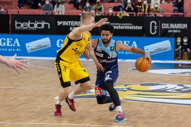 Aatu Kivimaeki (Tigers Tuebingen, 12) Carrington Love (Eisbaeren Bremerhaven, 32) Tigers Tuebingen vs. Eisbaeren Bremerhaven, 2. Basketball Bundesliga, Pro A, Barmer 2 Basketball, 28. Spieltag , Spielzeit 2021 2022, 06.03.2022 Tigers Tuebingen vs. Eisbaeren Bremerhaven, 2. Basketball Bundesliga, Pro A, Barmer 2 Basketball, 28. Spieltag , Spielzeit 2021 2022, 06.03.2022 Tuebingen Copyright: xNinaxSanderx xEibnerxPressefotox EP_NSR