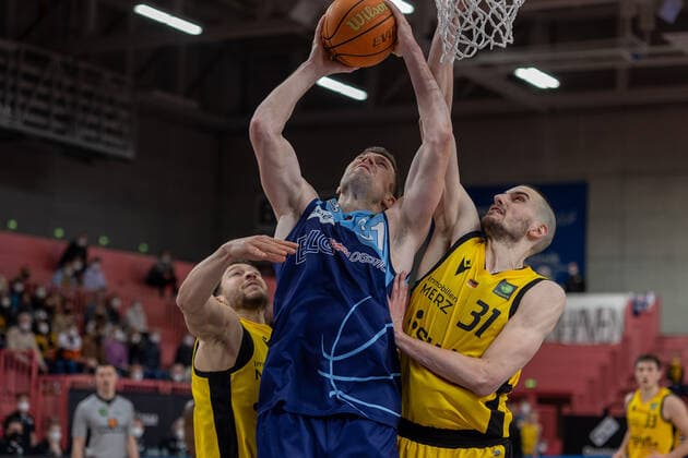 Joanic Gruetner Bacoul (TIgers Tuebingen, 50) Robert Oehle (Eisbaeren Bremerhaven, 31) Daniel Keppeler (Tigers Tuebingen, 31) Tigers Tuebingen vs. Eisbaeren Bremerhaven, 2. Basketball Bundesliga, Pro A, Barmer 2 Basketball, 28. Spieltag , Spielzeit 2021 2022, 06.03.2022 Tigers Tuebingen vs. Eisbaeren Bremerhaven, 2. Basketball Bundesliga, Pro A, Barmer 2 Basketball, 28. Spieltag , Spielzeit 2021 2022, 06.03.2022 Tuebingen Copyright: xNinaxSanderx xEibnerxPressefotox EP_NSR