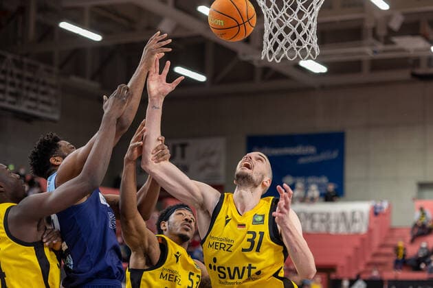 Armani T Bori Moore (Eisbaeren Bremerhaven, 04) Isaiah Crawley (Tigers Tuebingen, 53) Daniel Keppeler (Tigers Tuebingen, 31) Tigers Tuebingen vs. Eisbaeren Bremerhaven, 2. Basketball Bundesliga, Pro A, Barmer 2 Basketball, 28. Spieltag , Spielzeit 2021 2022, 06.03.2022 Tigers Tuebingen vs. Eisbaeren Bremerhaven, 2. Basketball Bundesliga, Pro A, Barmer 2 Basketball, 28. Spieltag , Spielzeit 2021 2022, 06.03.2022 Tuebingen Copyright: xNinaxSanderx xEibnerxPressefotox EP_NSR