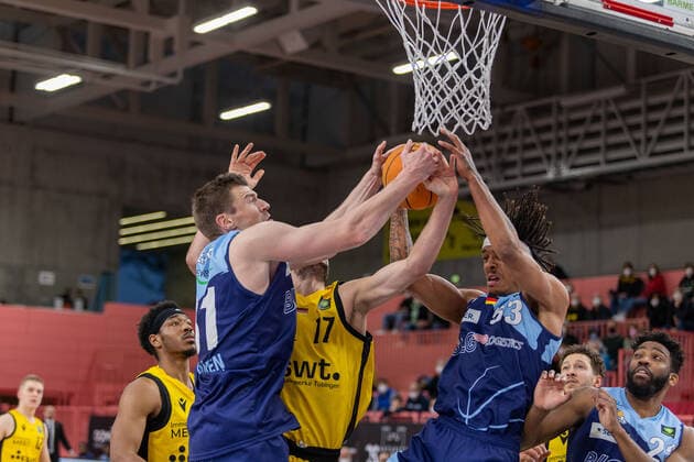 Robert Oehle (Eisbaeren Bremerhaven, 31) Mateo Seric (Tigers Tuebingen, 17) Kevin Yebo (Eisbaeren Bremerhaven, 53) Tigers Tuebingen vs. Eisbaeren Bremerhaven, 2. Basketball Bundesliga, Pro A, Barmer 2 Basketball, 28. Spieltag , Spielzeit 2021 2022, 06.03.2022 Tigers Tuebingen vs. Eisbaeren Bremerhaven, 2. Basketball Bundesliga, Pro A, Barmer 2 Basketball, 28. Spieltag , Spielzeit 2021 2022, 06.03.2022 Tuebingen Copyright: xNinaxSanderx xEibnerxPressefotox EP_NSR