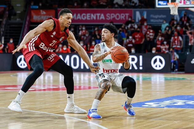 rechts Justin Robinson (Brose Bamberg, 12) links Augustine Rubit (Bayern München, 21) FC Bayern München - Brose Bamberg - easyCredit-BBL - - Basketball Saison 2021 22 Spieltag 23, - 06.03.2022 Audi Dome Copyright: DanielxLöb