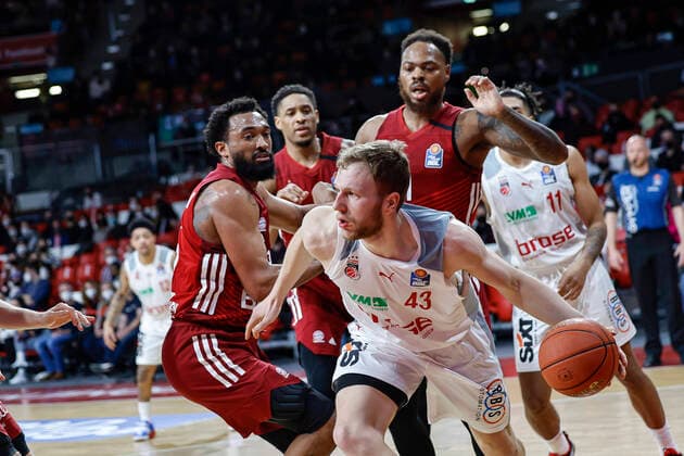 vorne Christian Sengfelder (Brose Bamberg, 43) hinten links Darrun Hilliard (Bayern München, 32) Mitte Augustine Rubit (Bayern München, 21) rechts Deshaun Thomas (Bayern München, 01) FC Bayern München - Brose Bamberg - easyCredit-BBL - - Basketball Saison 2021 22 Spieltag 23, - 06.03.2022 Audi Dome Copyright: DanielxLöb