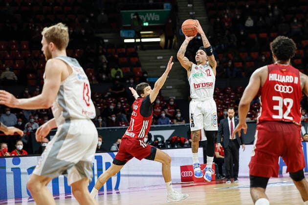 Mitte Justin Robinson (Brose Bamberg, 12) links Vladimir Lucic (Bayern München, 11) rechts Darrun Hilliard (Bayern München, 32) FC Bayern München - Brose Bamberg - easyCredit-BBL - - Basketball Saison 2021 22 Spieltag 23, - 06.03.2022 Audi Dome