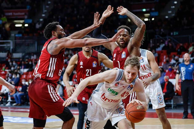 vorne Christian Sengfelder (Brose Bamberg, 43) hinten links Darrun Hilliard (Bayern München, 32) Mitte Augustine Rubit (Bayern München, 21) rechts Deshaun Thomas (Bayern München, 01) FC Bayern München - Brose Bamberg - easyCredit-BBL - - Basketball Saison 2021 22 Spieltag 23, - 06.03.2022 Audi Dome