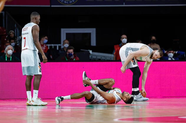 Mitte Kenneth Ogbe (Brose Bamberg, 25) im ersten Einsatz nach langer Verletzungspause knickt Ogbe böse um. links Shannon Scott (Brose Bamberg, 07) rechts Martinas Geben (Brose Bamberg, 22) FC Bayern München - Brose Bamberg - easyCredit-BBL - - Basketball Saison 2021 22 Spieltag 23, - 06.03.2022 Audi Dome Copyright: DanielxLöb