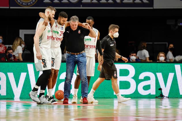 Mitte Kenneth Ogbe (Brose Bamberg, 25) im ersten Einsatz nach langer Verletzungspause knickt Ogbe böse um. links Martinas Geben (Brose Bamberg, 22) rechts Teamarzt Eike Schuster (Brose Bamberg) FC Bayern München - Brose Bamberg - easyCredit-BBL - - Basketball Saison 2021 22 Spieltag 23, - 06.03.2022 Audi Dome Copyright: DanielxLöb
