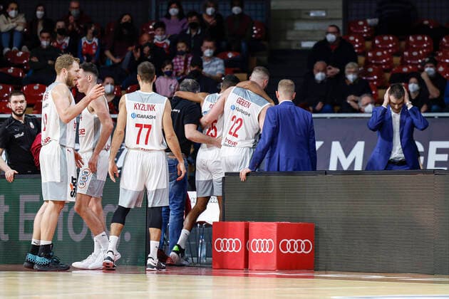 Mitte Kenneth Ogbe (Brose Bamberg, 25) im ersten Einsatz nach langer Verletzungspause knickt Ogbe böse um. links Martinas Geben (Brose Bamberg, 22) rechts Teamarzt Eike Schuster (Brose Bamberg) ganz rechts Individual Coach Individualtrainer Stephan Weissenböck (Brose Bamberg) FC Bayern München - Brose Bamberg - easyCredit-BBL - - Basketball Saison 2021 22 Spieltag 23, - 06.03.2022 Audi Dome Copyright: DanielxLöb