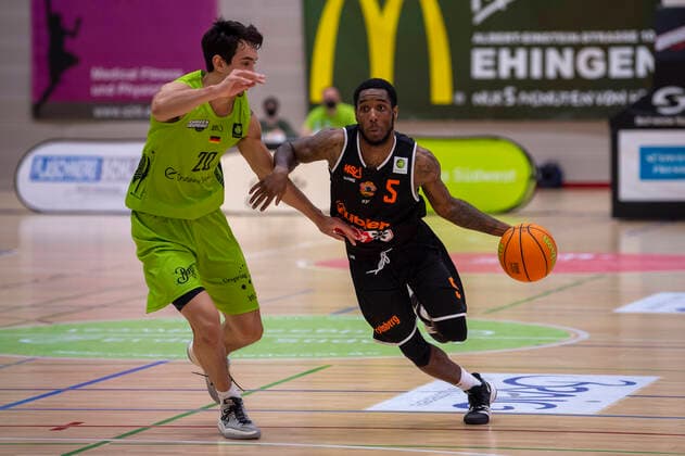 Demarkus Stuckey (5, WiHa Panthers Schwenningen) mit Takiula Fahrensohn (20, Ehingen Urpring) GER, Basketball, Barmer 2. Bundesliga Pro-A, Spieltag 28, Ehingen Urspring vs WiHa Panthers Villingen-Schwenningen, 06.03.2022, GER, Basketball, Barmer 2. Bundesliga Pro-A, Spieltag 28, Ehingen Urspring vs WiHa Panthers Villingen-Schwenningen, 06.03.2022 Ehingen Copyright: xEibner-Pressefotox EP_FWF