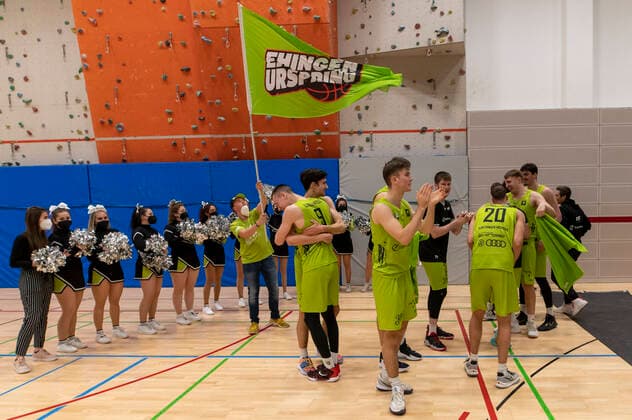 Humba mit den Fans von den Ehingen Ursprings GER, Basketball, Barmer 2. Bundesliga Pro-A, Spieltag 28, Ehingen Urspring vs WiHa Panthers Villingen-Schwenningen, 06.03.2022, GER, Basketball, Barmer 2. Bundesliga Pro-A, Spieltag 28, Ehingen Urspring vs WiHa Panthers Villingen-Schwenningen, 06.03.2022 Ehingen Copyright: xEibner-Pressefotox EP_FWF