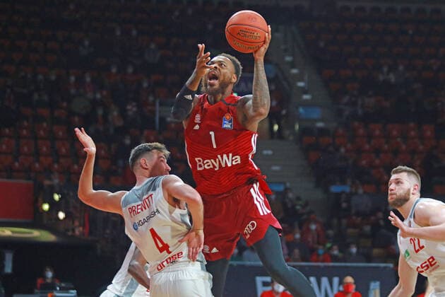 1 Deshaun Thomas (FCBB) rot gegen 4 Omar Prewitt, 22 Martinas Geben (Brose Bamberg) Basketball BBL FC Bayern Muenchen - Brose Bamberg Audi Dome 06.03.2022 FOTO: Mladen Lackovic LakoPress