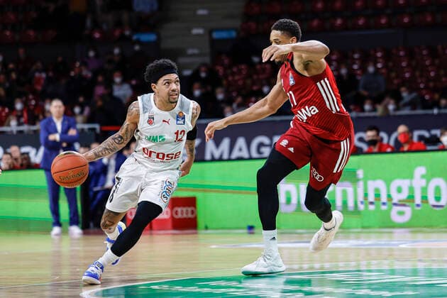 links Justin Robinson (Brose Bamberg, 12) recht Augustine Rubit (Bayern München, 21) FC Bayern München - Brose Bamberg - easyCredit-BBL - - Basketball Saison 2021 22 Spieltag 23, - 06.03.2022 Audi Dome Copyright: DanielxLöb