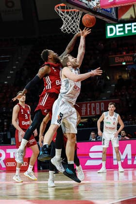 recht Christian Sengfelder (Brose Bamberg, 43) links Deshaun Thomas (Bayern München, 01) FC Bayern München - Brose Bamberg - easyCredit-BBL - - Basketball Saison 2021 22 Spieltag 23, - 06.03.2022 Audi Dome