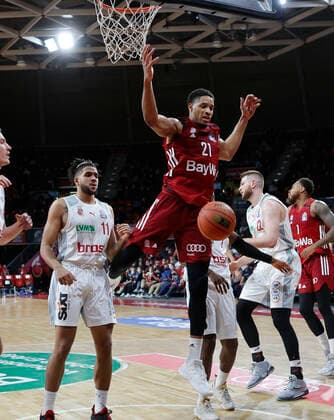 06.03.2022, BBL, FC Bayern Muenchen vs Brose Bamberg, Audi Dome Muenchen, Basketball, im Bild: Marwin Omuvwie (Brose Bamberg), Augustine Rubit (FCB Basketball), Martinas Geben (Brose Bamberg), Shannon Scott (Brose Bamberg)Deshaun Thomas (FCB Basketball)